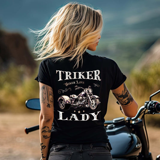 Ein Frau mit einem T-Shirt für Trike Fahrerinnen von Wingbikers mit dem Aufdruck, Triker Lady - Triker Life, im vintage Stil, als Back Print, in schwarz.