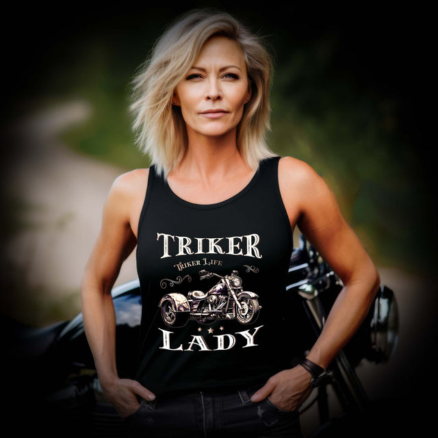 Eine Trikerin mit einem Tanktop für Trike Fahrerinnen von Wingbikers mit dem Aufdruck, Triker Lady - Triker Life, im vintage Stil, in schwarz.