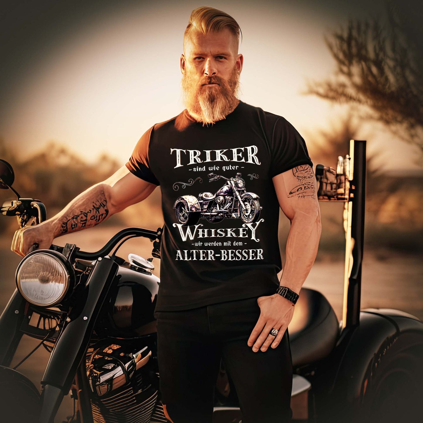 Ein Mann mit einem T-Shirt für Trike Fahrer von Wingbikers mit dem Aufdruck, Triker sind wie guter Whiskey - Wir werden mit dem Alter besser, in schwarz.