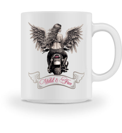 Eine Tasse für Motorradfahrerinnen von Wingbikers, mit dem beidseitigen Aufdruck, Wild & Free, in weiß.