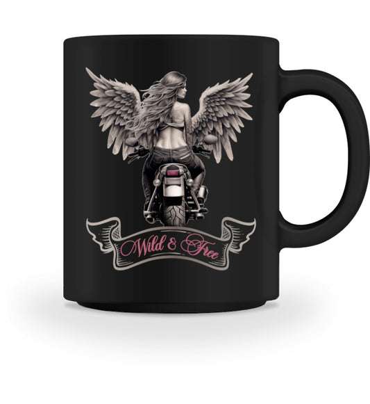 Eine Tasse für Motorradfahrerinnen von Wingbikers, mit dem beidseitigen Aufdruck, Wild & Free, in schwarz.