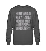 Ein Biker Sweatshirt für Motorradfahrer von Wingbikers mit dem Aufdruck, Hier wird Benzin noch mit Liebe verbrannt - in dunkelgrau.