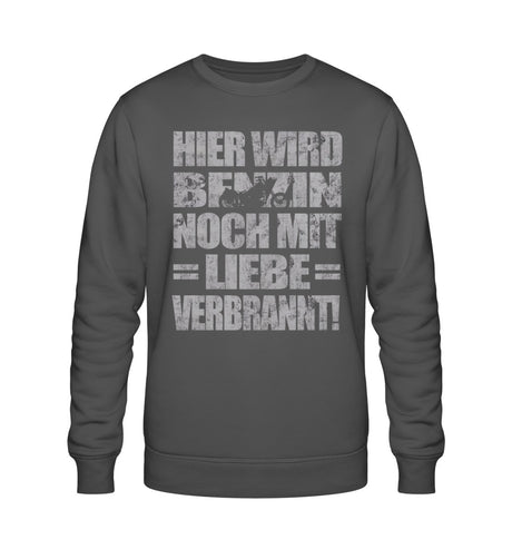 Ein Biker Sweatshirt für Motorradfahrer von Wingbikers mit dem Aufdruck, Hier wird Benzin noch mit Liebe verbrannt - in dunkelgrau.