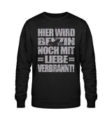 Ein Biker Sweatshirt für Motorradfahrer von Wingbikers mit dem Aufdruck, Hier wird Benzin noch mit Liebe verbrannt - in schwarz.