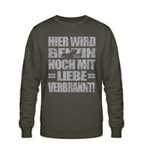 Ein Biker Sweatshirt für Motorradfahrer von Wingbikers mit dem Aufdruck, Hier wird Benzin noch mit Liebe verbrannt - in khaki grün.