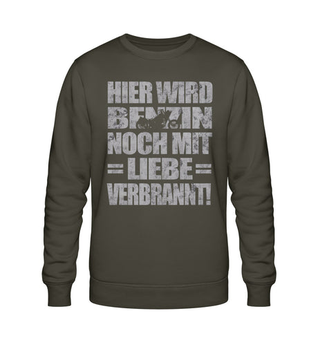 Ein Biker Sweatshirt für Motorradfahrer von Wingbikers mit dem Aufdruck, Hier wird Benzin noch mit Liebe verbrannt - in khaki grün.