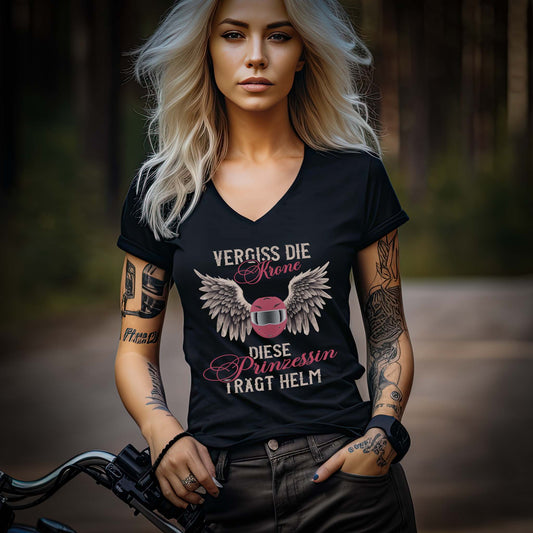 Eine Frau mit einem T-Shirt mit V-Ausschnitt für Motorradfahrerinnen von Wingbikers mit dem Aufdruck, Vergiss die Krone - Diese Prinzessin trägt Helm, in schwarz.