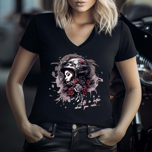 Eine Motorradfahrerin mit einem T-Shirt mit V-Ausschnitt von Wingbikers mit dem Aufdruck, Life Is Better When You Ride, in schwarz.