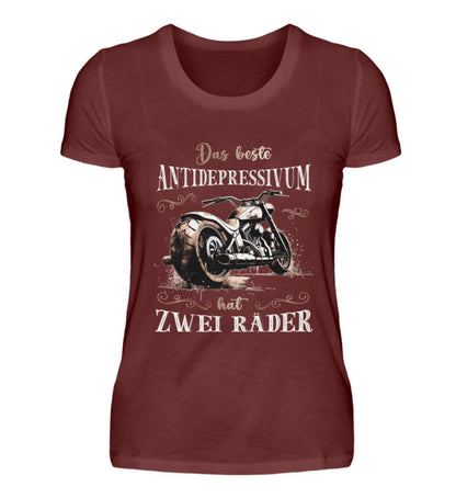 Ein T-Shirt für Motorradfahrerinnen von Wingbikers mit dem Aufdruck, Das beste Antidepressivum hat zwei Räder, in weinrot.