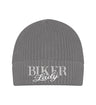 Eine Bikerin Beanie Mütze für Motorradfahrerinnen von Wingbikers mit dem Stick, Biker Lady, in grau.