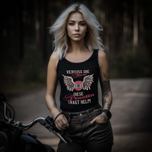 Eine junge Frau mit einem Tanktop für Motorradfahrerinnen von Wingbikers mit dem Aufdruck, Vergiss die Krone - Diese Prinzessin trägt Helm, in schwarz.