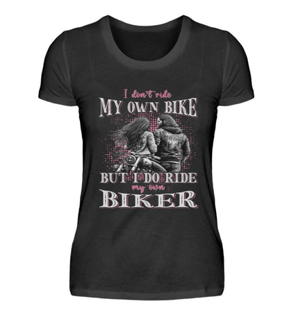 Ein T-Shirt für Motorradfahrerinnen von Wingbikers mit dem Aufdruck, I Don't Ride My Own Bike, But I Do Ride My Own Biker, in schwarz.