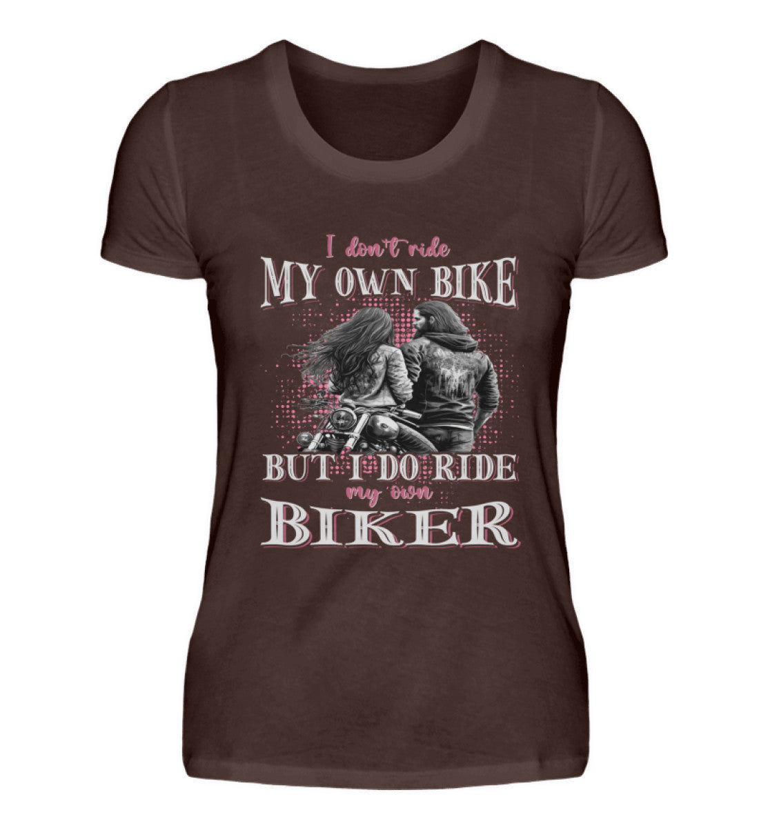 Ein T-Shirt für Motorradfahrerinnen von Wingbikers mit dem Aufdruck, I Don't Ride My Own Bike, But I Do Ride My Own Biker, in braun.