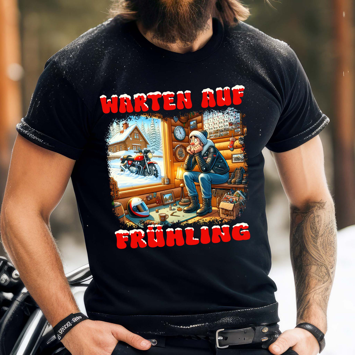 Ein Biker mit einem T-Shirt für Motorradfahrer von Wingbikers mit dem Aufdruck, Warten auf Frühling, in schwarz.