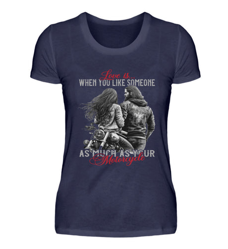 Ein T-Shirt für Motorradfahrerinnen von Wingbikers mit dem Aufdruck, Love is... When You Like Someone As Much As Your Motorcycle, in navy blau.