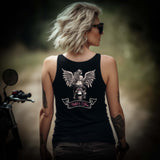 Ein Bikerin mit einem Tanktop für Motorradfahrerinnen von Wingbikers mit dem Aufdruck, Wild & Free, als Back Print, in schwarz.