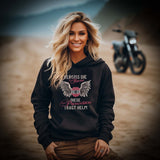 Eine Frau mit einem Damen Hoodie für Motorradfahrerinnen von Wingbikers mit dem Aufdruck, Vergiss die Krone - Diese Prinzessin trägt Helm, in schwarz.