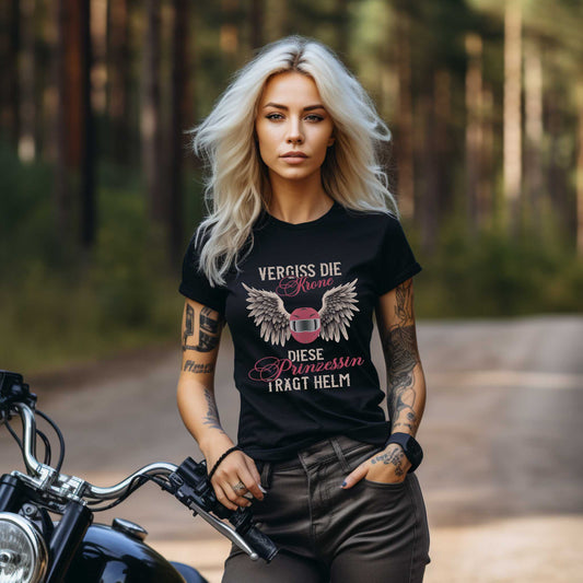 Eine Frau mit einem T-Shirt für Motorradfahrerinnen von Wingbikers mit dem Aufdruck, Vergiss die Krone - Diese Prinzessin trägt Helm, in schwarz.