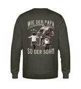 Ein Biker Sweatshirt für Motorradfahrer von Wingbikers mit dem Aufdruck, Motorrad Papa - Wie der Vater so der Sohn - in khaki grün.