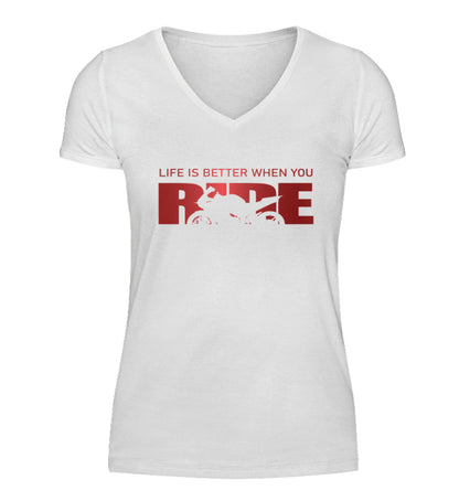 Ein Damen T-Shirt mit V-Ausschnitt für Motorradfahrerinnen von Wingbikers mit dem roten Schriftzug, Life Is Better When You Ride - mit einem Motorrad, in weiß.
