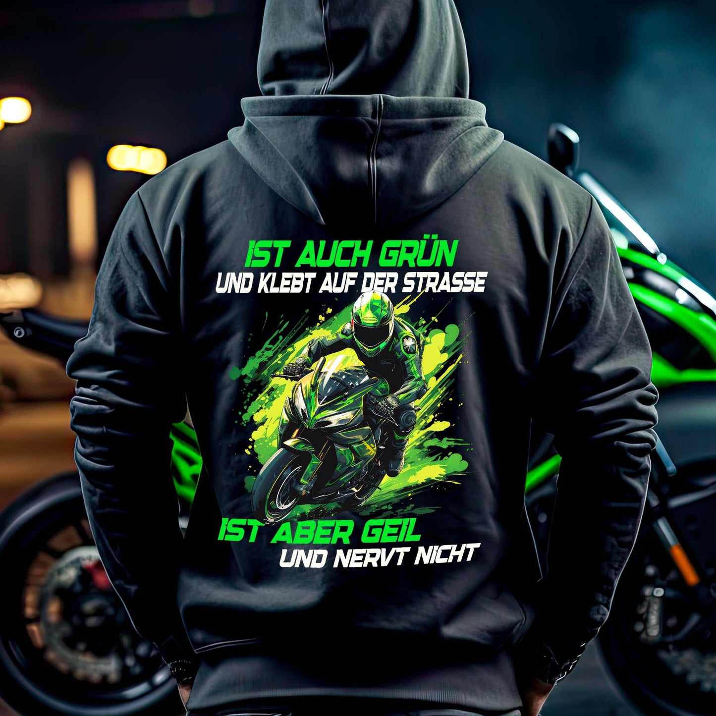 Ein Motorradfahrer mit einer Reißverschluss-Jacke von Wingbikers mit dem Aufdruck, Ist auch grün und klebt auf der Straße, ist aber geil und nervt nicht, in schwarz.