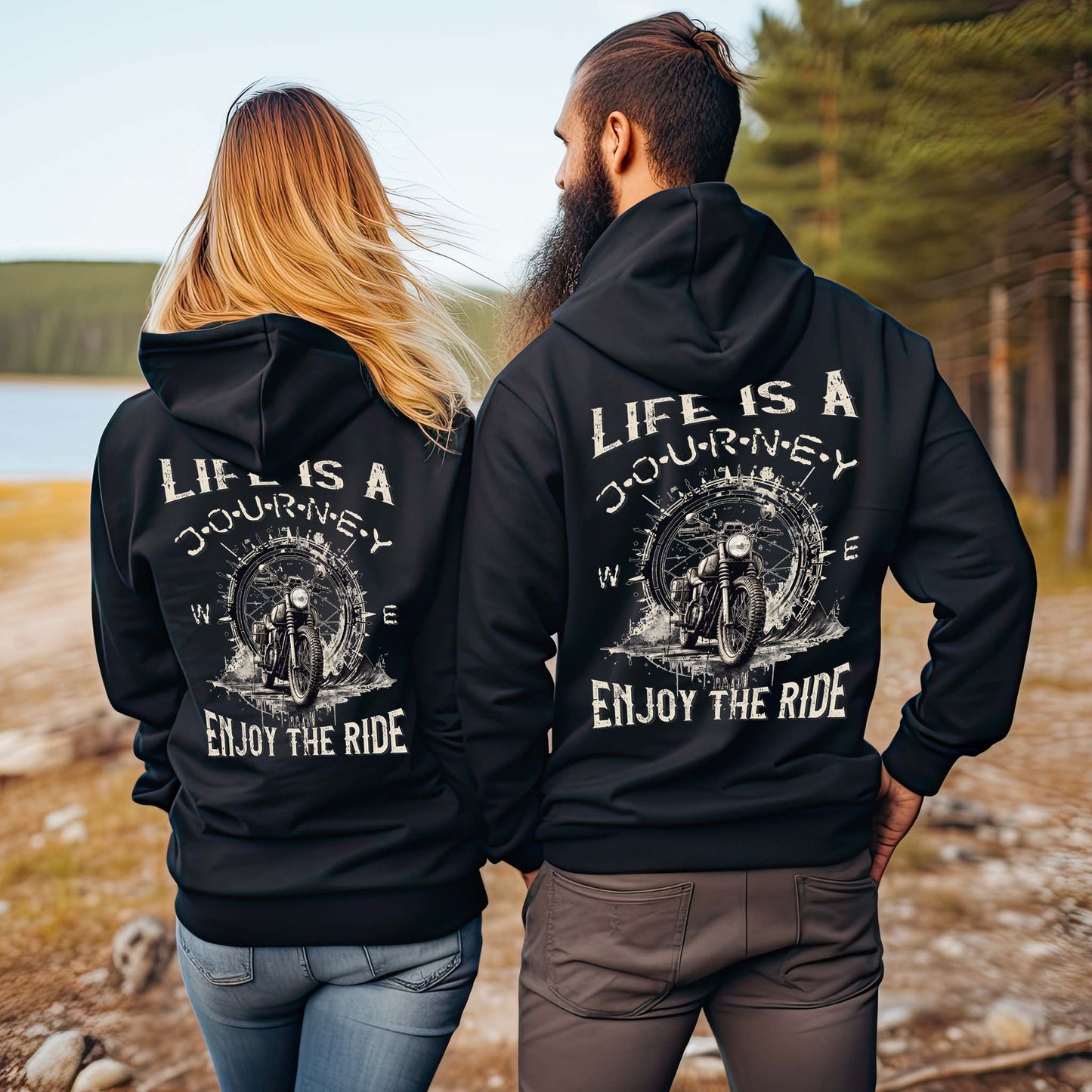 Motorradfahrer mit Reißverschluss-Jacken von Wingbikers mit dem Aufdruck, Life Is A Journey - Enjoy The Ride, in schwarz.