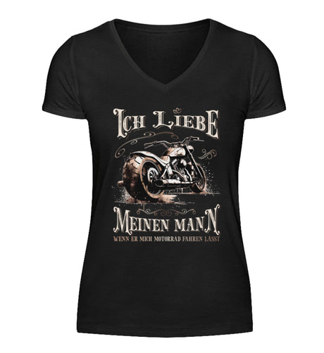 Ein T-Shirt mit V-Ausschnitt für Motorradfahrerinnen von Wingbikers mit dem Aufdruck, Ich liebe meinen Mann, wenn er mich Motorrad fahren lässt! - in schwarz.