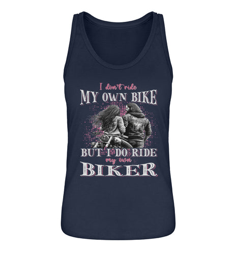 Ein Tanktop für Motorradfahrerinnen von Wingbikers mit dem Aufdruck, I Don't Ride My Own Bike, But I Do Ride My Own Biker, in navy blau.