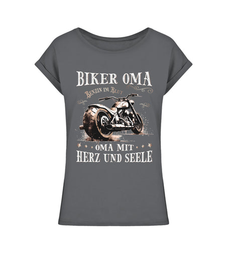 Ein T-Shirt für Motorradfahrerinnen von Wingbikers mit dem Aufdruck, Biker Oma - Benzin im Blut - Oma mit Herz und Seele, leger geschnitten, in dunkelgrau.