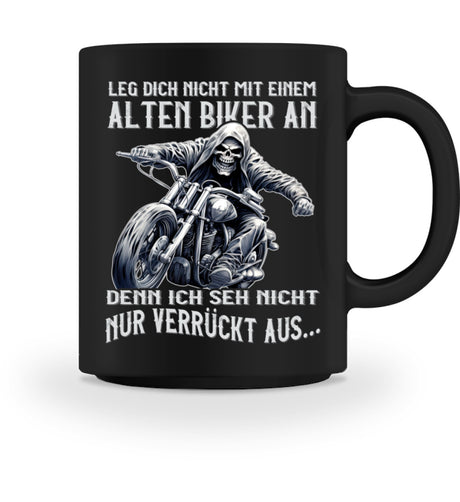 Eine Tasse für Motorradfahrer von Wingbikers, mit dem beidseitigen Aufdruck, Leg dich nicht mit einem alten Biker an, denn ich seh nicht nur verrückt aus, in schwarz.