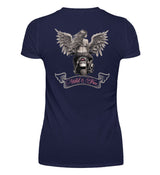 Ein Bikerin T-Shirt mit V-Ausschnitt von Wingbikers mit dem Aufdruck, Wild & Free, als Back Print, in navy blau.