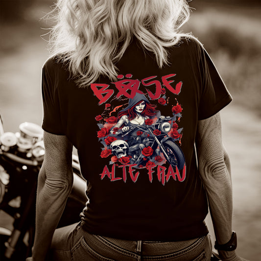Eine Frau mit einem T-Shirt mit V-Ausschnitt für Motorradfahrerinnen von Wingbikers mit dem Aufdruck, Böse Alte Frau, als Back Print, in schwarz.