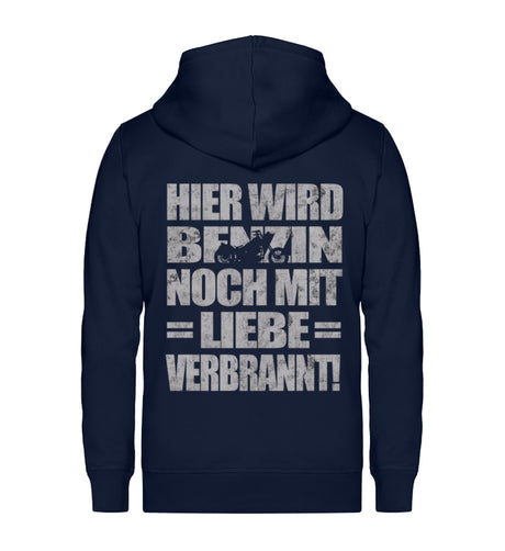 Eine Biker Hoodie-Jacke für Motorradfahrer von Wingbikers mit dem Aufdruck, Hier wird Benzin noch mit Liebe verbrannt - in navy blau.