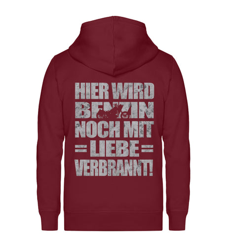 Eine Biker Hoodie-Jacke für Motorradfahrer von Wingbikers mit dem Aufdruck, Hier wird Benzin noch mit Liebe verbrannt - in burgunder weinrot.