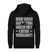 Eine Biker Hoodie-Jacke für Motorradfahrer von Wingbikers mit dem Aufdruck, Hier wird Benzin noch mit Liebe verbrannt - in schwarz.