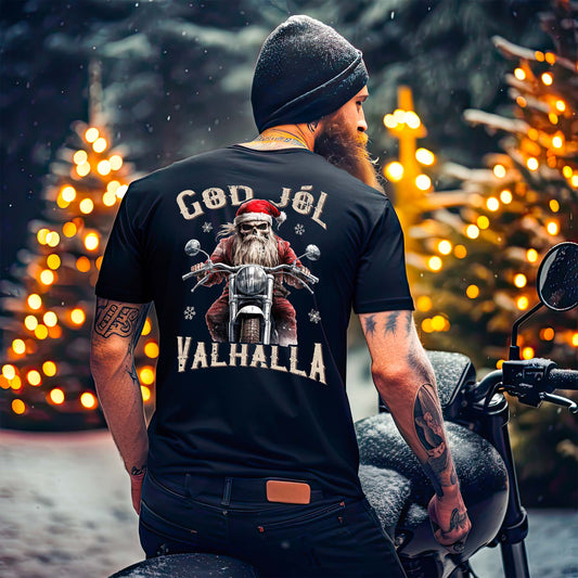Ein Biker mit einem weihnachtlichen T-Shirt für Motorradfahrer von Wingbikers mit dem Aufdruck, God Jól Valhalla, mit Back Print - in schwarz.