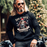 Ein Biker mit einem weihnachtlichen Hoodie für Motorradfahrer von Wingbikers mit dem Aufdruck, Sons of Santa - Christmas Chapter, in schwarz.