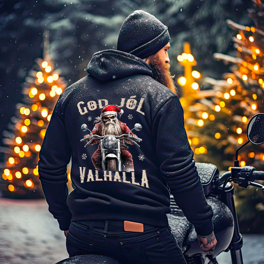 Ein Biker mit einer weihnachtlichen Zip-Jacke für Motorradfahrer von Wingbikers mit dem Aufdruck, God Jól Valhalla, mit Back Print - in schwarz.