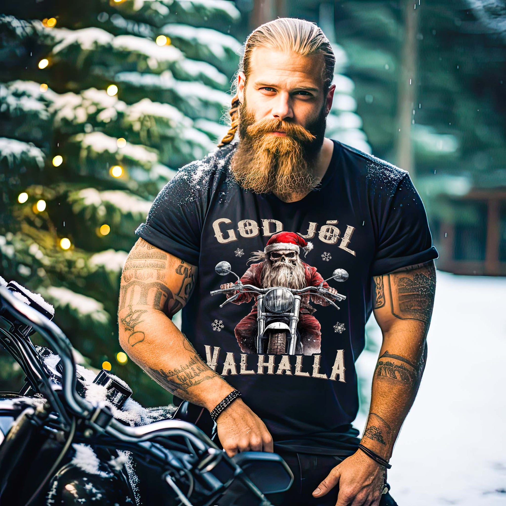 Ein Biker mit einem weihnachtlichen T-Shirt für Motorradfahrer von Wingbikers mit dem Aufdruck, God Jól Valhalla, - in schwarz.
