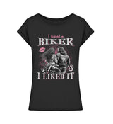 Ein T-Shirt für Motorradfahrerinnen von Wingbikers mit dem Aufdruck, I Kissed A Biker And I Liked It, leger geschnitten, in schwarz.