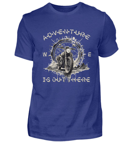 Ein T-Shirt für Motorradfahrer von Wingbikers mit dem Aufdruck, Adventure Is Out There, in royal blau.