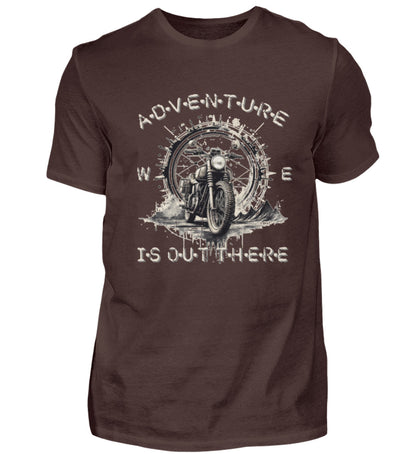 Ein T-Shirt für Motorradfahrer von Wingbikers mit dem Aufdruck, Adventure Is Out There, in braun.