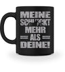 Eine Tasse für Motorradfahrer von Wingbikers, mit dem beidseitigen Aufdruck, Meine schluckt mehr als deine! - mit einem Motorrad, in schwarz.