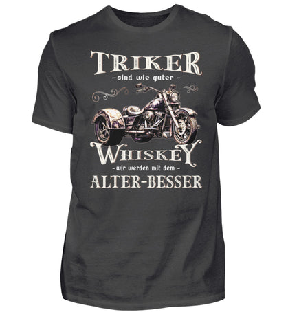 Ein T-Shirt für Trike Fahrer von Wingbikers mit dem Aufdruck, Triker sind wie guter Whiskey - Wir werden mit dem Alter besser, in dunkelgrau.