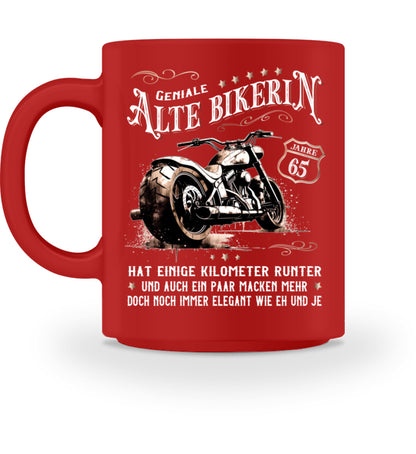 Eine Bikerin Geburtstags-Tasse für Motorradfahrerinnen, von Wingbikers, mit dem beidseitigen Aufdruck, Alte Bikerin - 65 Jahre - Einige Kilometer Runter - Doch elegant wie eh und je, in rot.