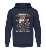 Ein Hoodie für Motorradfahrer von Wingbikers mit dem Aufdruck, Endlich Rente, Zeit für die wichtigen Dinge, in navy blau.