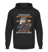 Ein Hoodie für Motorradfahrer von Wingbikers mit dem Aufdruck, Endlich Rente, Zeit für die wichtigen Dinge, in schwarz.