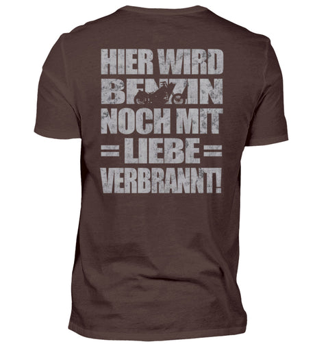 Ein Biker T-Shirt für Motorradfahrer von Wingbikers mit dem Aufdruck, Hier wird Benzin noch mit Liebe verbrannt - mit Back Print, in weinrot.