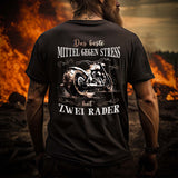 Ein Motorradfahrer mit einem Biker T-Shirt mit Back Print von Wingbikers mit dem Aufdruck, Das beste Mittel gegen Stress hat 2 Räder, in schwarz.