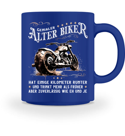 Eine Biker Tasse für Motorradfahrer, von Wingbikers, mit dem beidseitigen Aufdruck, Alter Biker - Einige Kilometer runter, trinkt mehr - aber zuverlässig wie eh und je, in blau.
